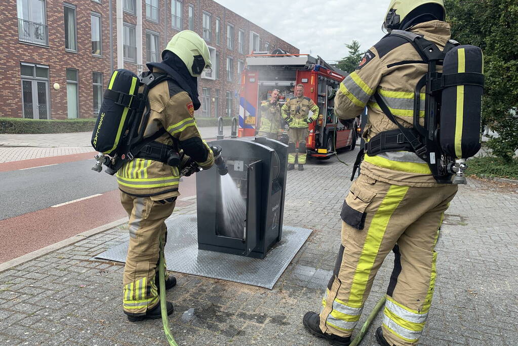 Brandweer blust brand in ondergrondse container