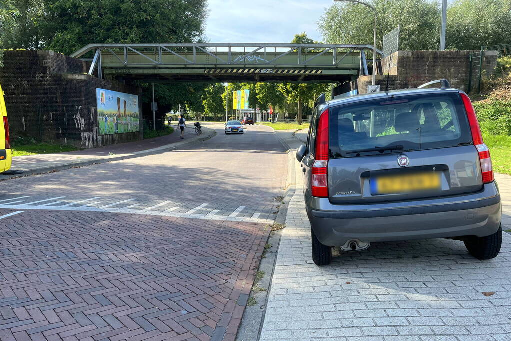 Automobilist ziet overstekende fietsster over het hoofd