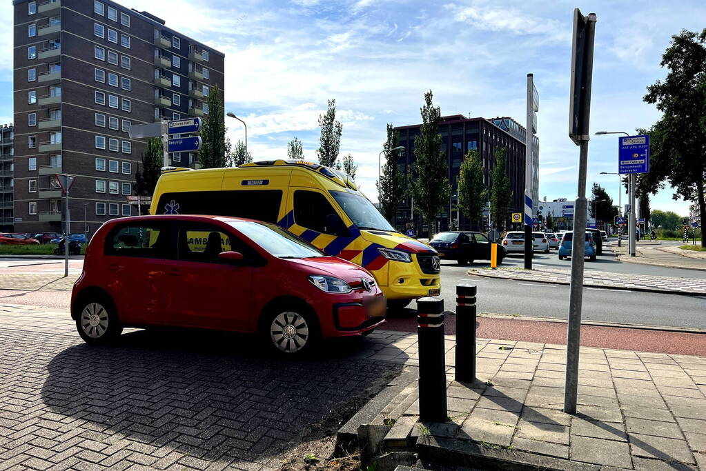 Automobilist ziet scooterrijder over het hoofd