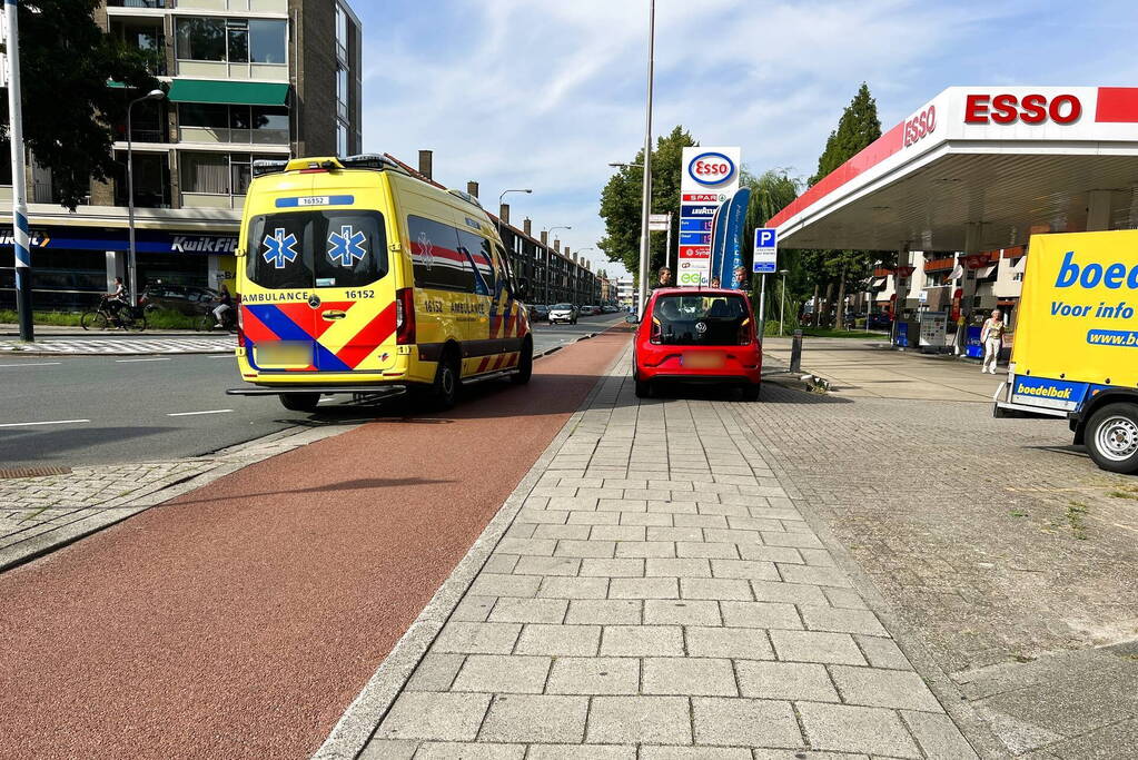 Automobilist ziet scooterrijder over het hoofd
