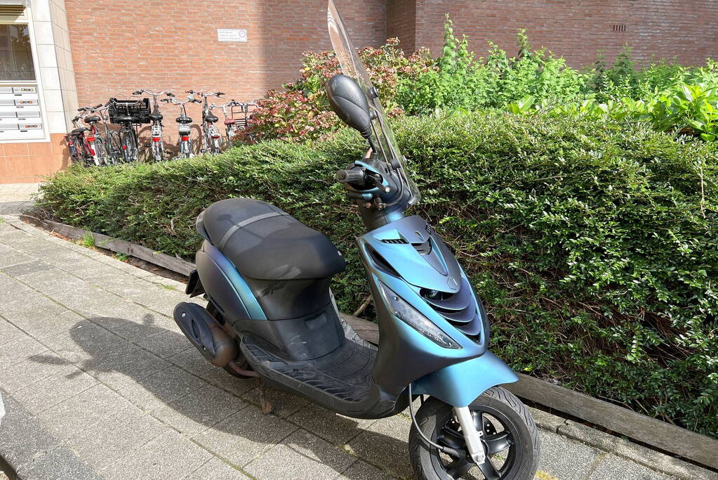 Automobilist ziet scooterrijder over het hoofd