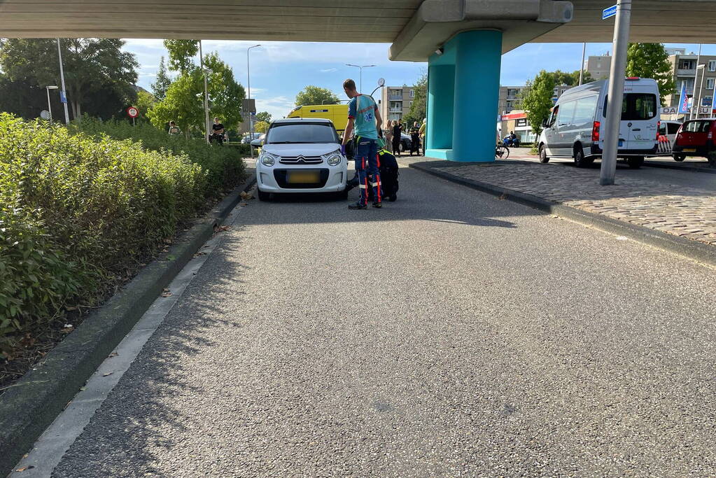 Weer scooterrijder aangereden op beruchte rotonde