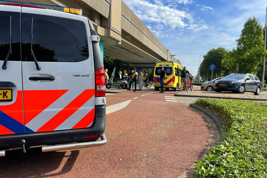 Weer scooterrijder aangereden op beruchte rotonde