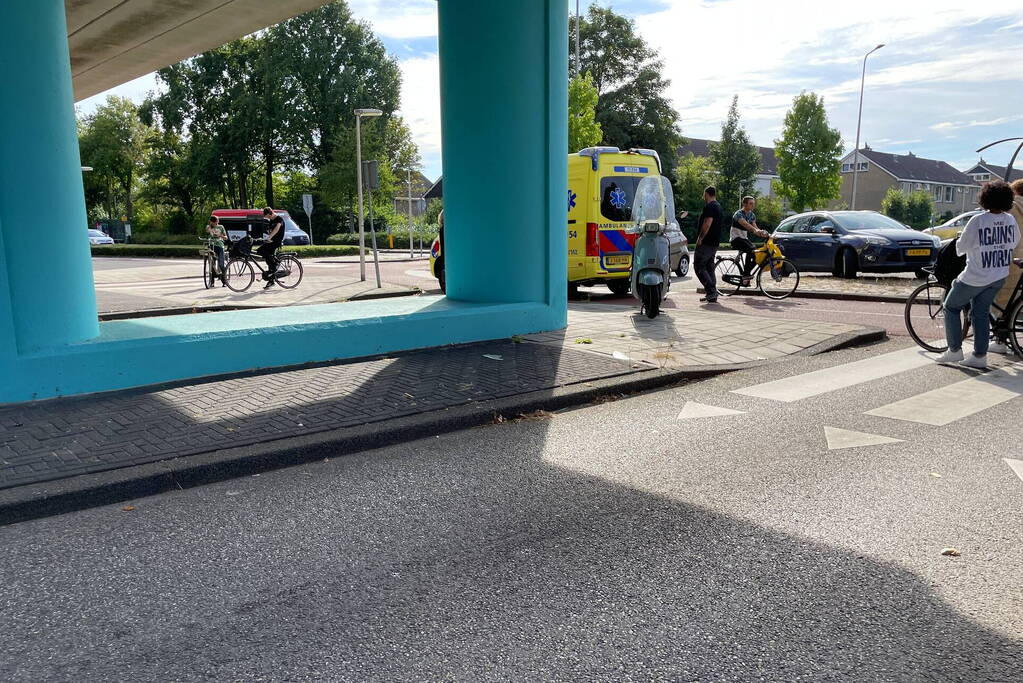 Weer scooterrijder aangereden op beruchte rotonde