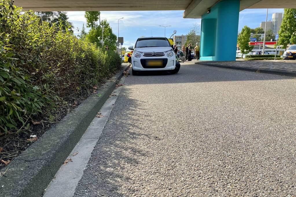 Weer scooterrijder aangereden op beruchte rotonde