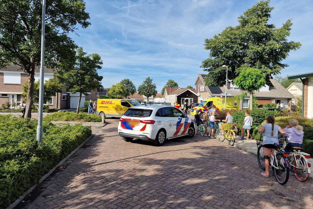 Automobiliste ziet DHL bezorg bus over het hoofd