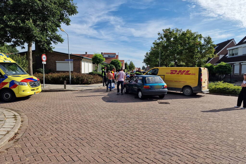Automobiliste ziet DHL bezorg bus over het hoofd