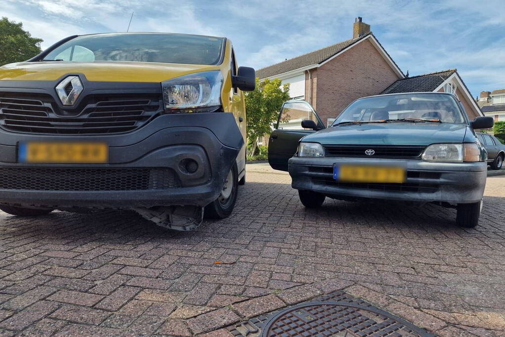 Automobiliste ziet DHL bezorg bus over het hoofd