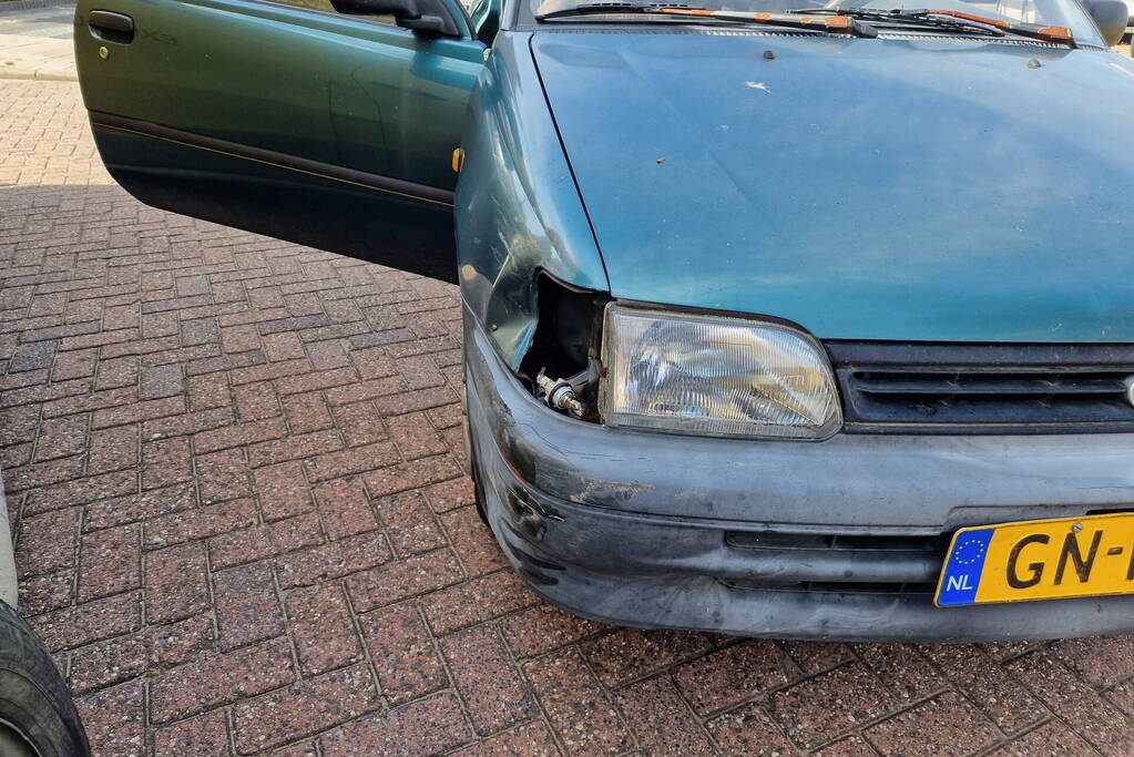 Automobiliste ziet DHL bezorg bus over het hoofd