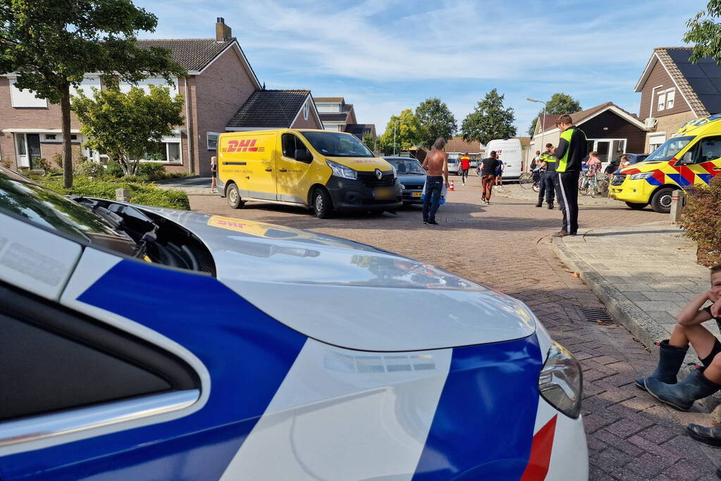 Automobiliste ziet DHL bezorg bus over het hoofd