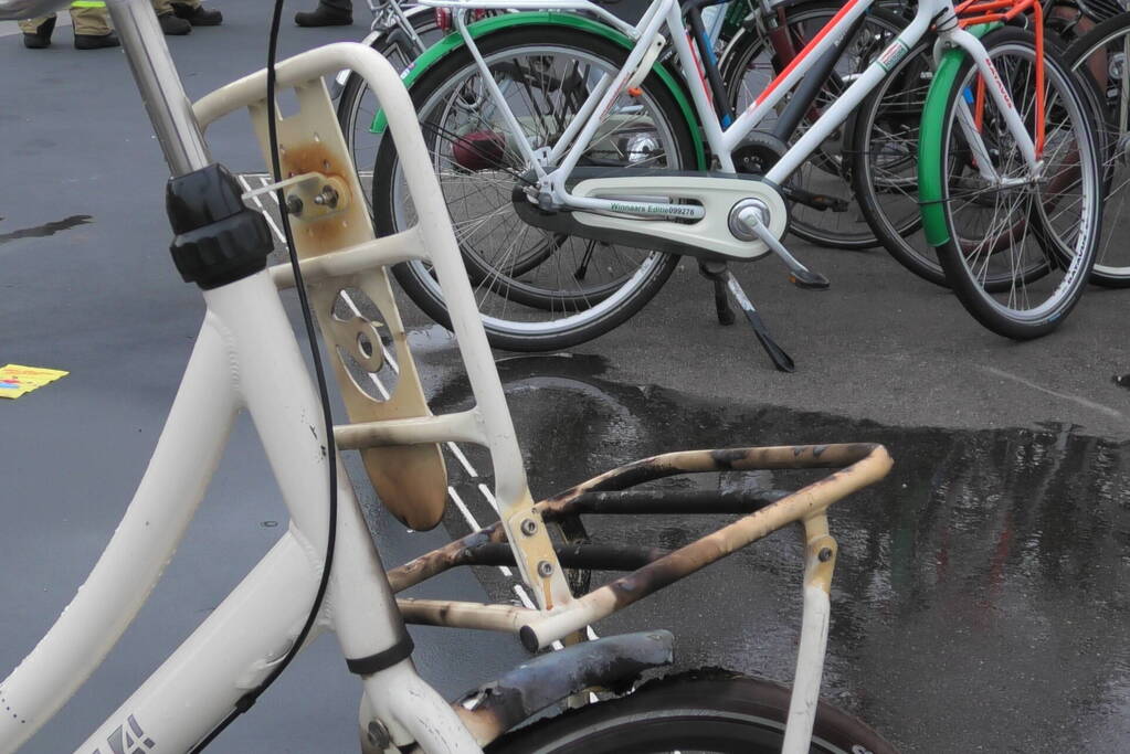 Rieten fietsmand in vlammen opgegaan