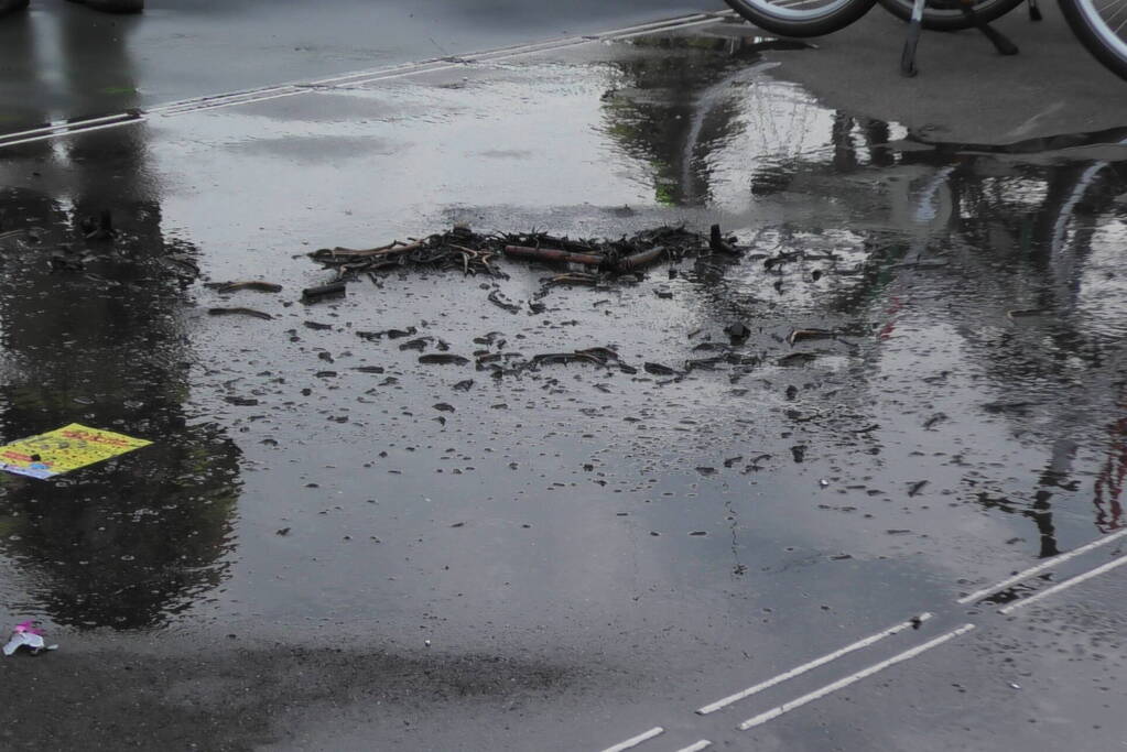 Rieten fietsmand in vlammen opgegaan