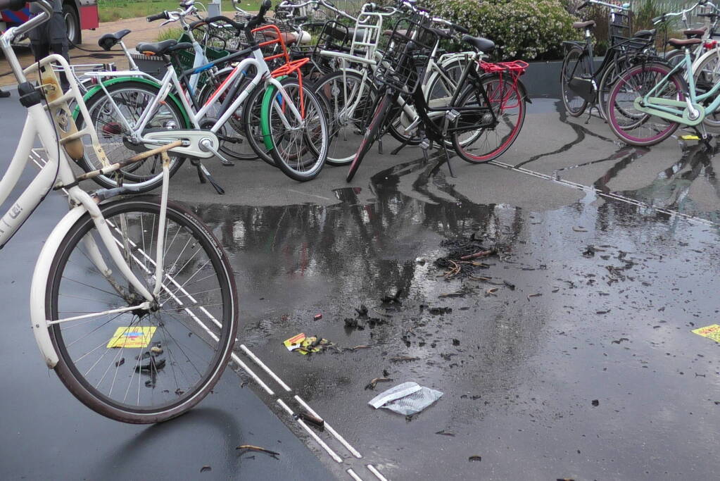 Rieten fietsmand in vlammen opgegaan