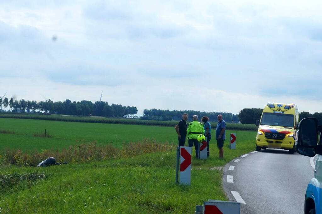 Bestuurder van motorfiets belandt in sloot