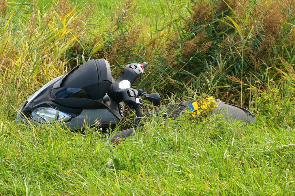 Bestuurder van motorfiets belandt in sloot