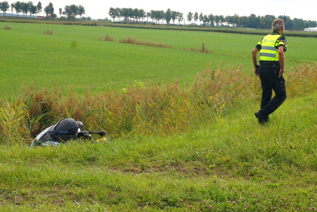 Bestuurder van motorfiets belandt in sloot