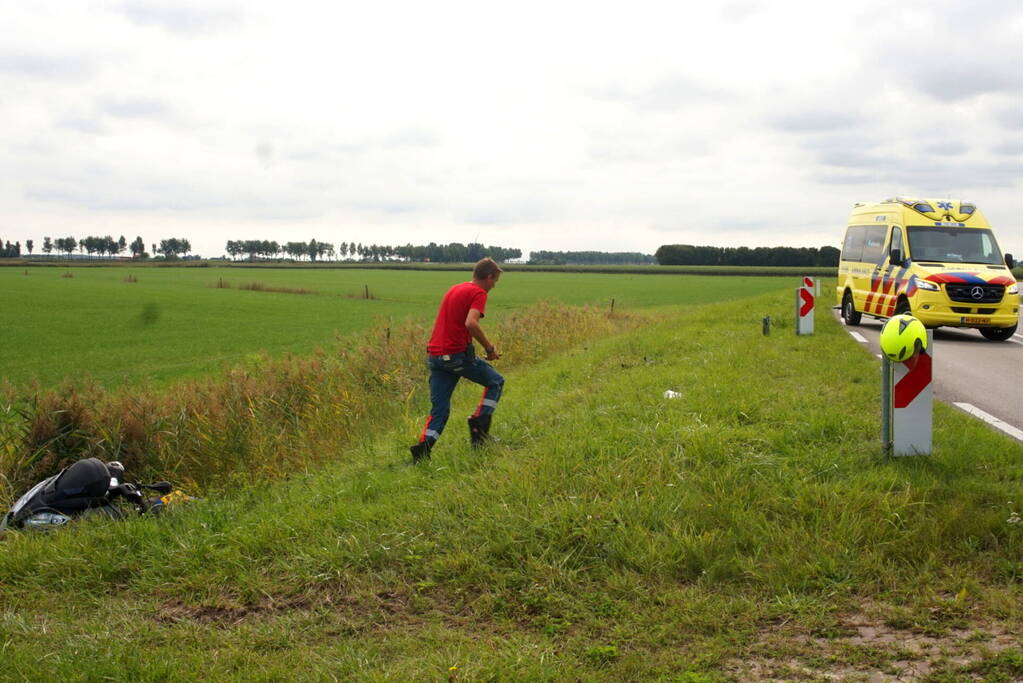 Bestuurder van motorfiets belandt in sloot