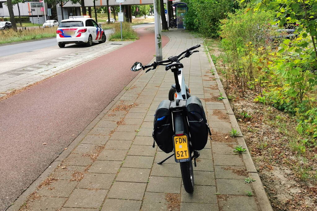 Auto en speed pedelec botsen met elkaar