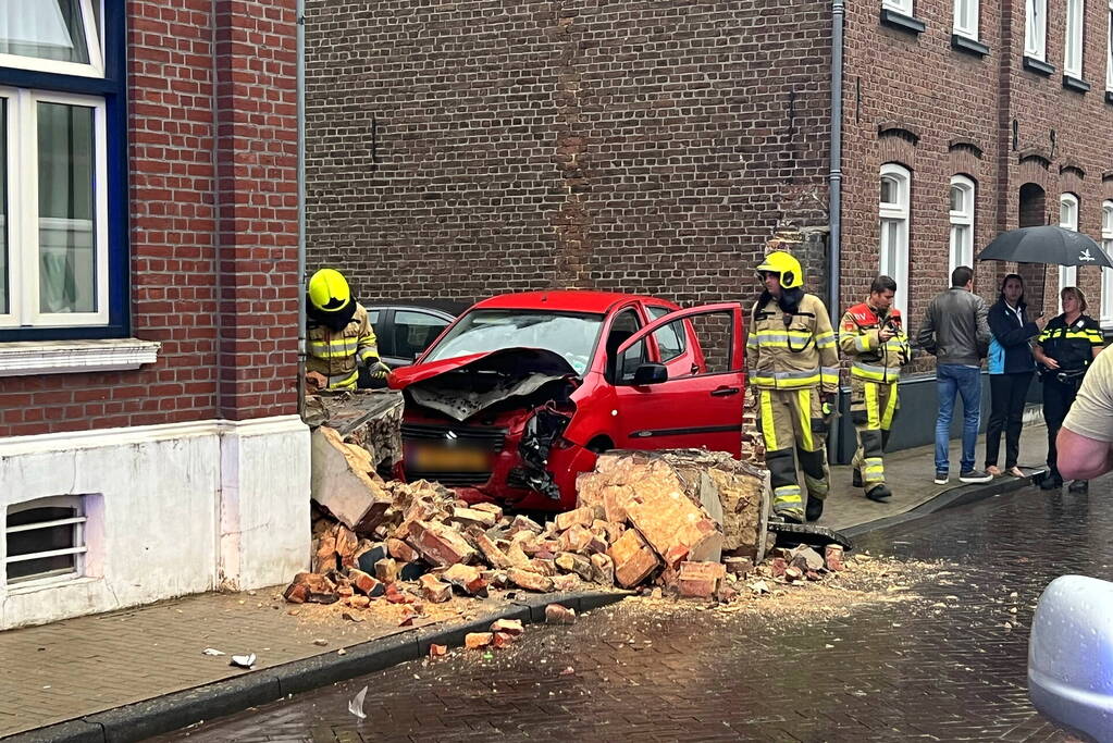 Grote schade aan muur door bezorgauto
