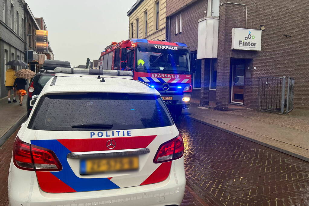 Grote schade aan muur door bezorgauto