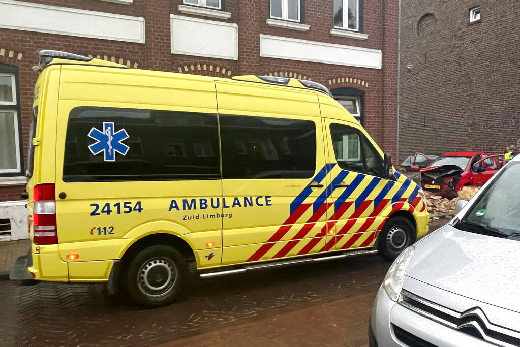 Grote schade aan muur door bezorgauto