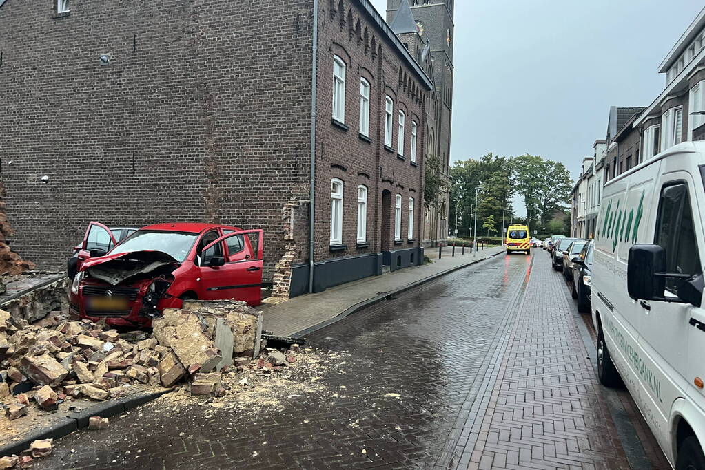 Grote schade aan muur door bezorgauto