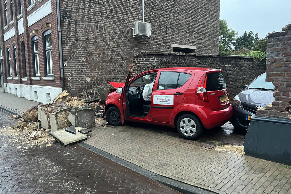 Grote schade aan muur door bezorgauto