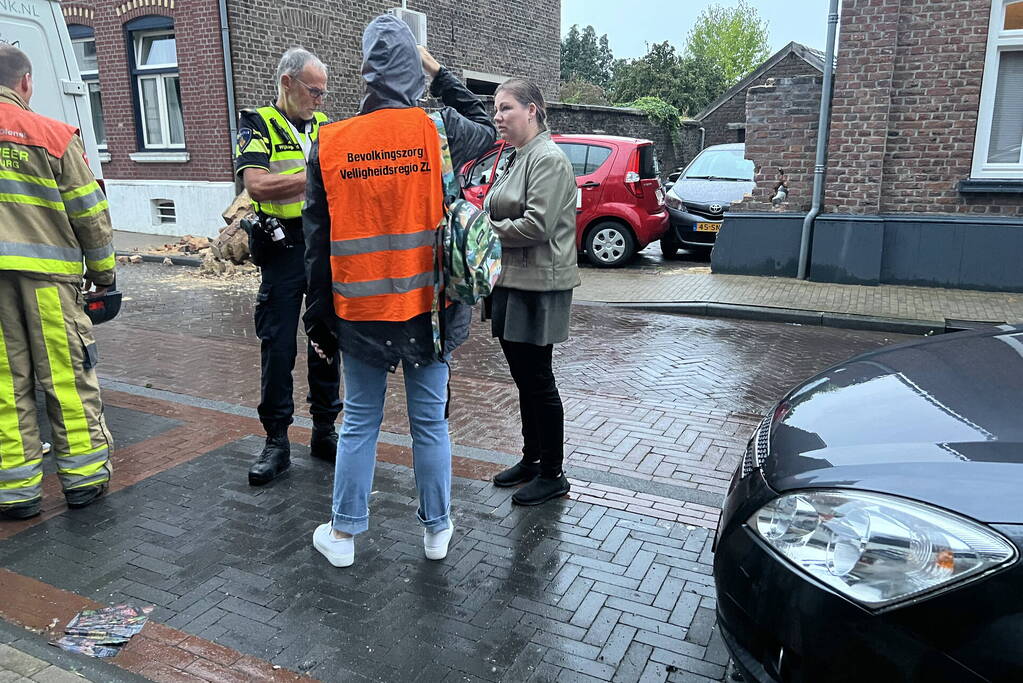 Grote schade aan muur door bezorgauto