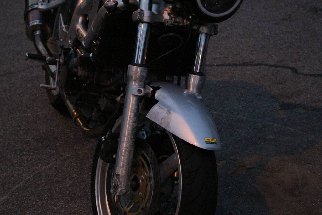 Motorrijder ten val na inhaalactie