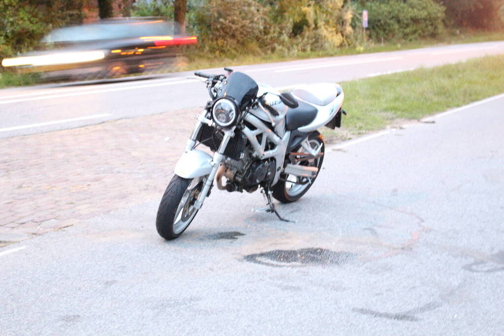 Motorrijder ten val na inhaalactie