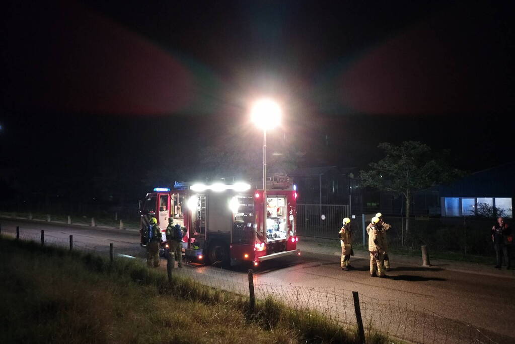 Straat afgezet na brandstoflekkage bij vrachtwagen