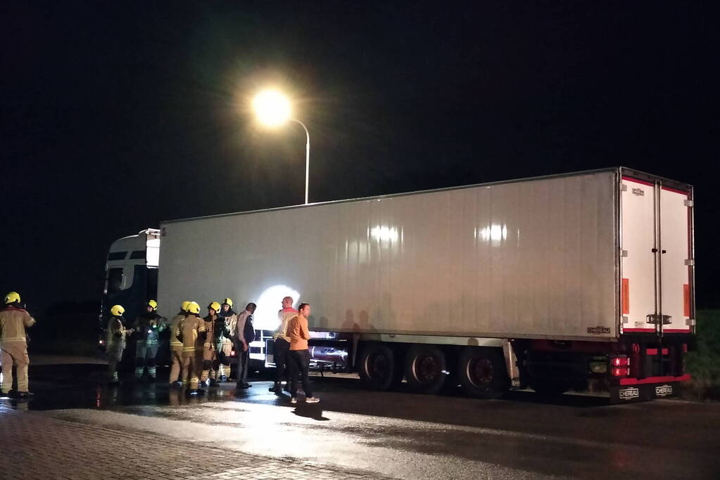 Straat afgezet na brandstoflekkage bij vrachtwagen