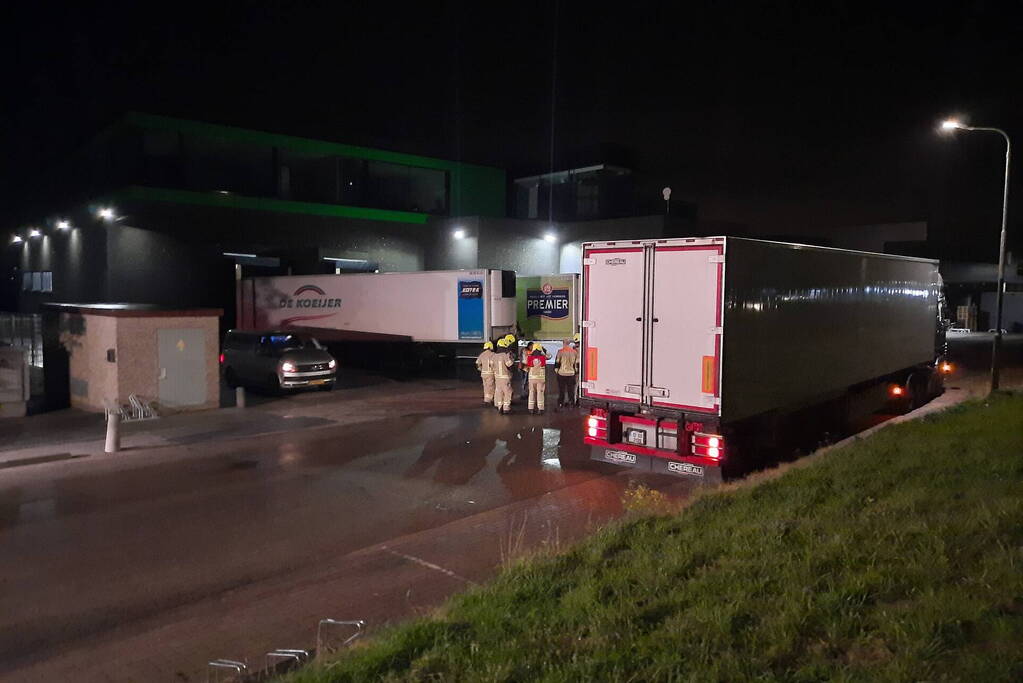 Straat afgezet na brandstoflekkage bij vrachtwagen