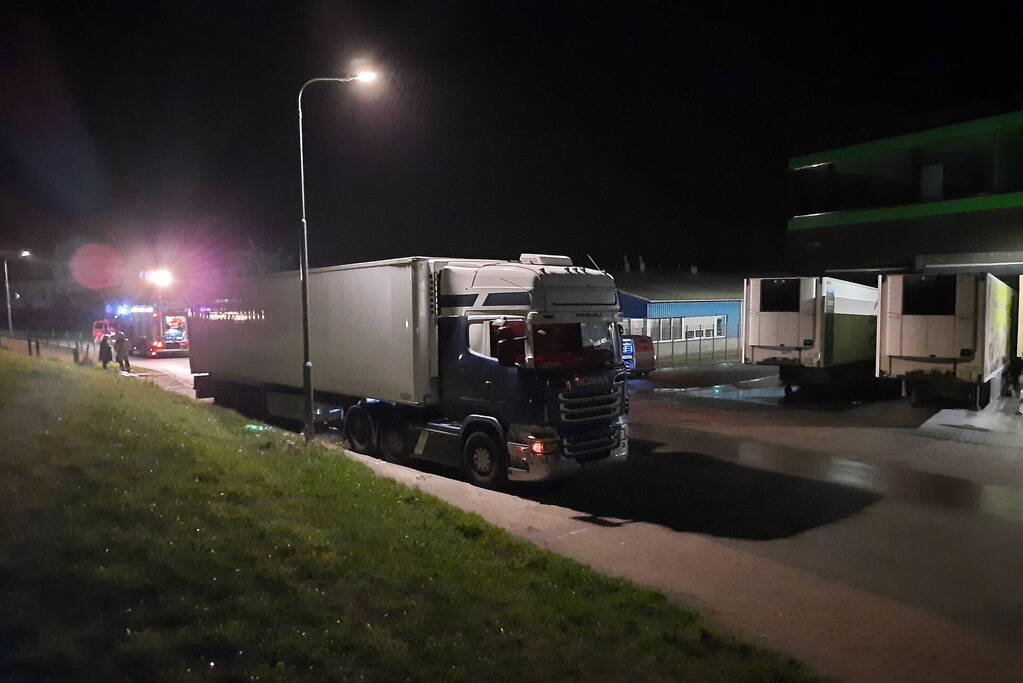 Straat afgezet na brandstoflekkage bij vrachtwagen