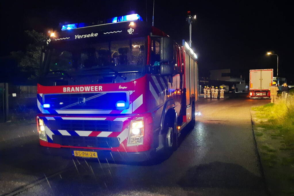 Straat afgezet na brandstoflekkage bij vrachtwagen