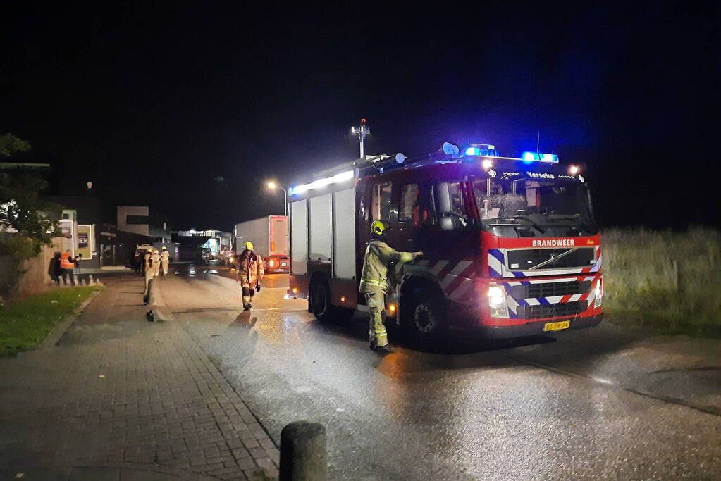 Straat afgezet na brandstoflekkage bij vrachtwagen
