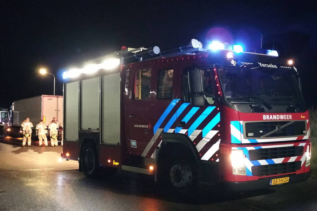 Straat afgezet na brandstoflekkage bij vrachtwagen