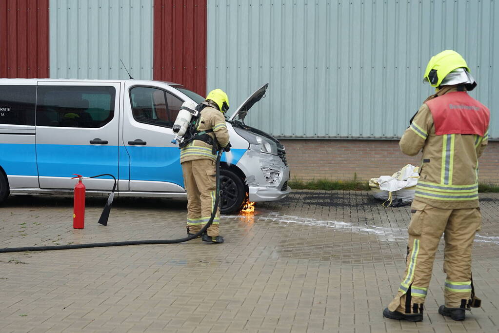 Bestelbus vliegt in brand na mogelijk kortsluiting