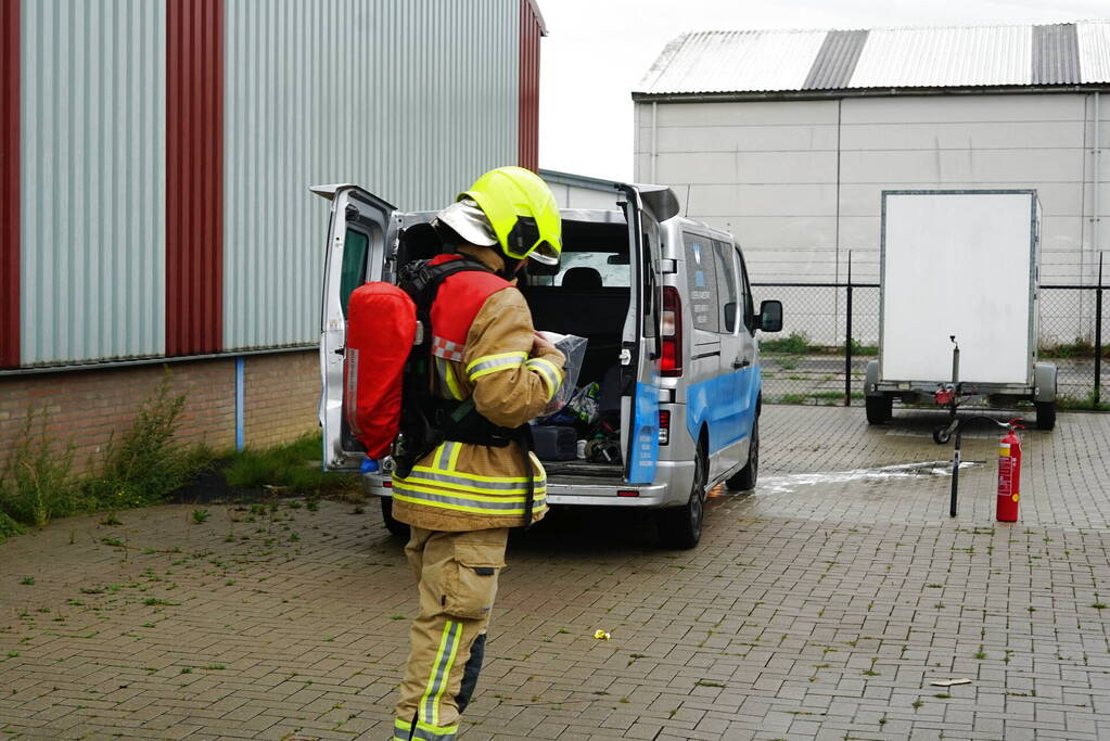 Bestelbus vliegt in brand na mogelijk kortsluiting