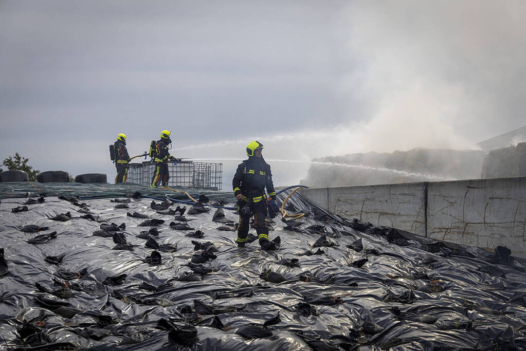 Flinke brand in schuur en hooibalen