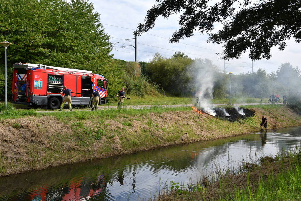 Man helpt brand blussen met emmers water
