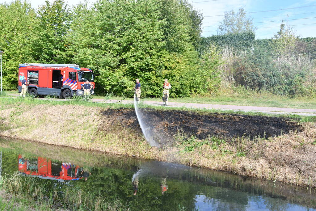 Man helpt brand blussen met emmers water