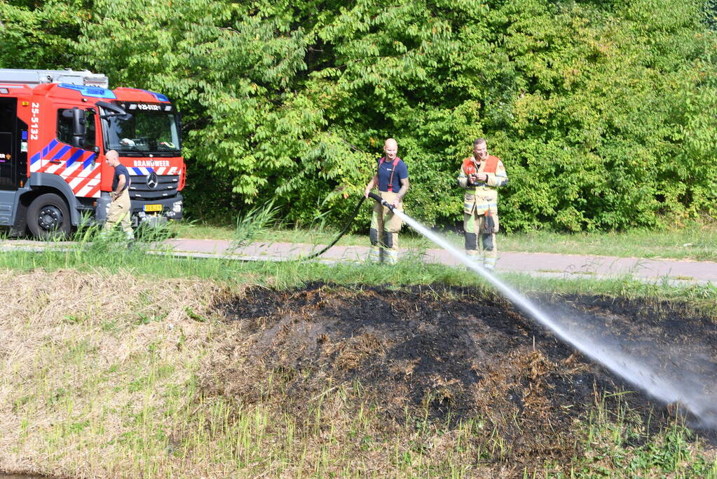 Man helpt brand blussen met emmers water