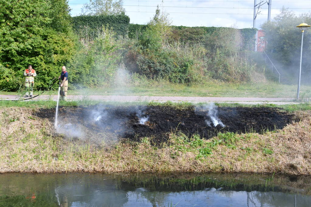 Man helpt brand blussen met emmers water