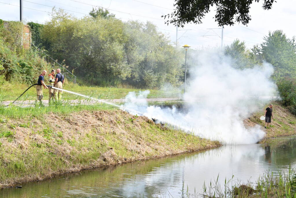Man helpt brand blussen met emmers water
