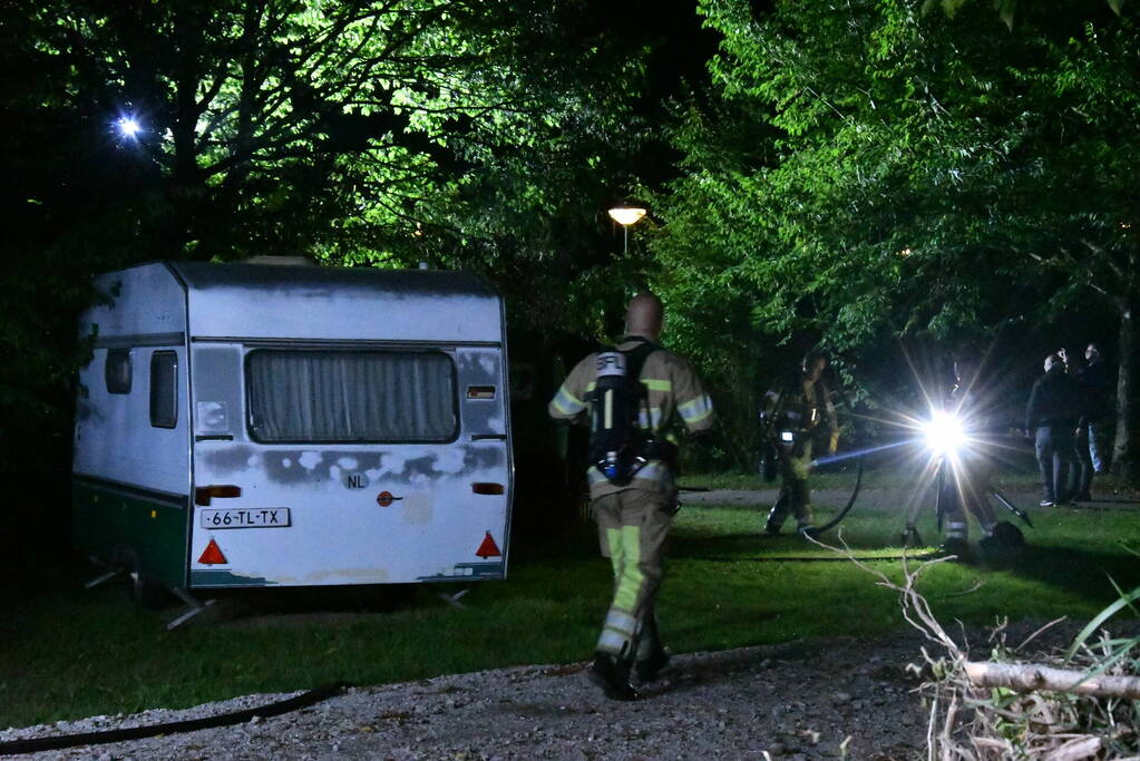 Sissende gasfles bij brand in caravan