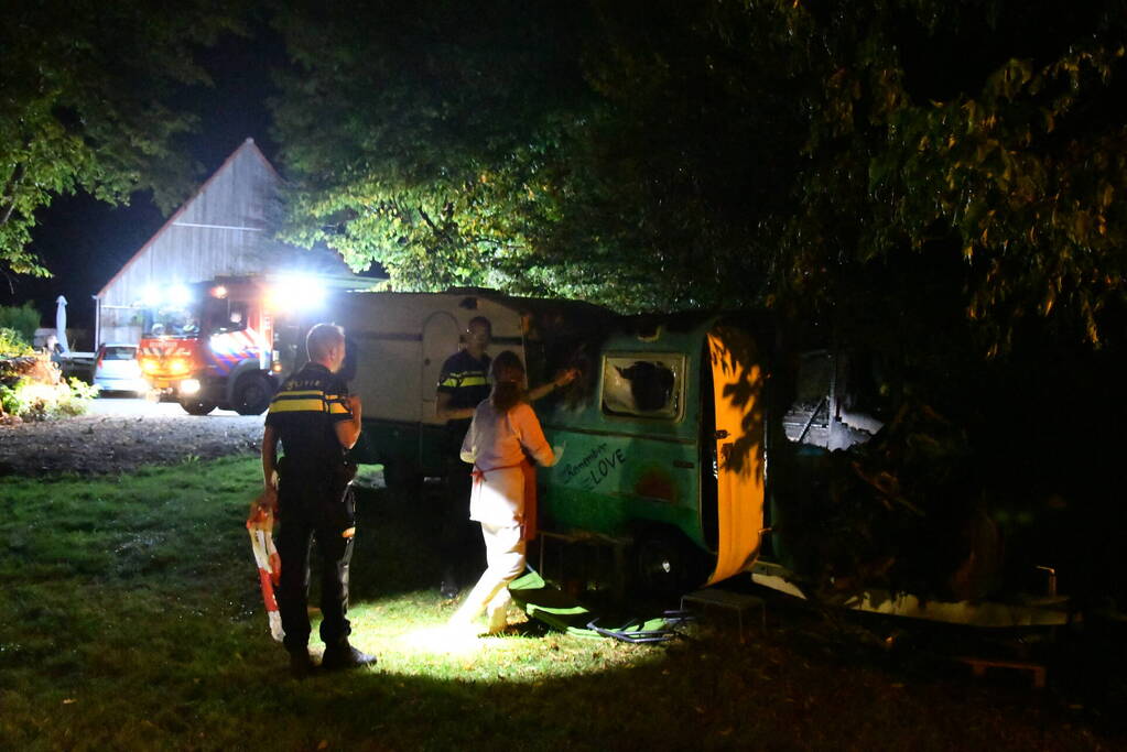 Sissende gasfles bij brand in caravan