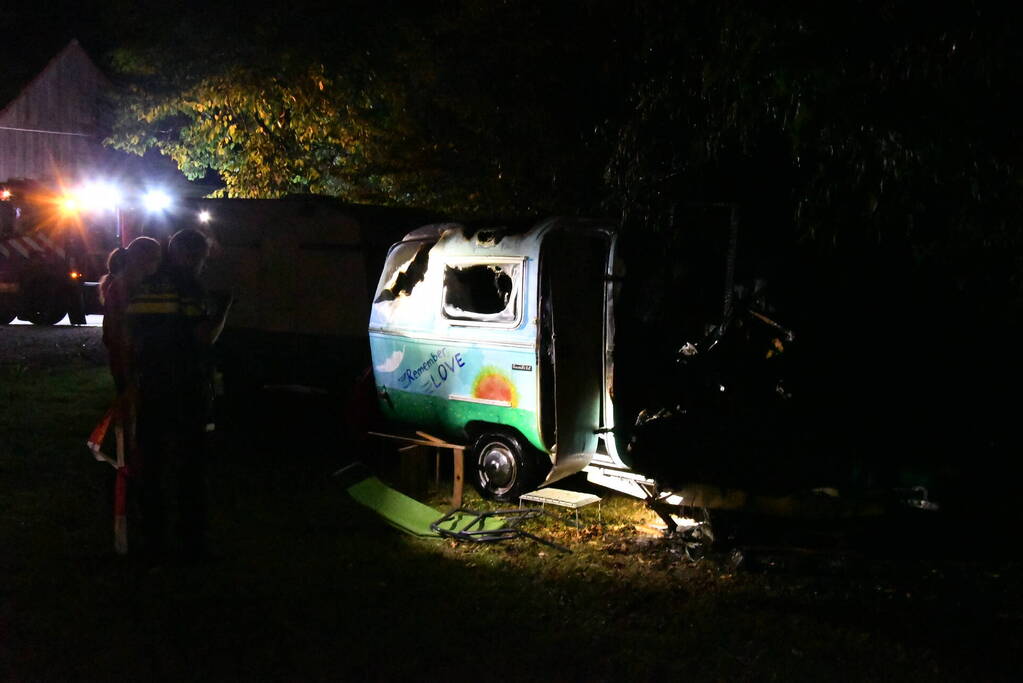 Sissende gasfles bij brand in caravan