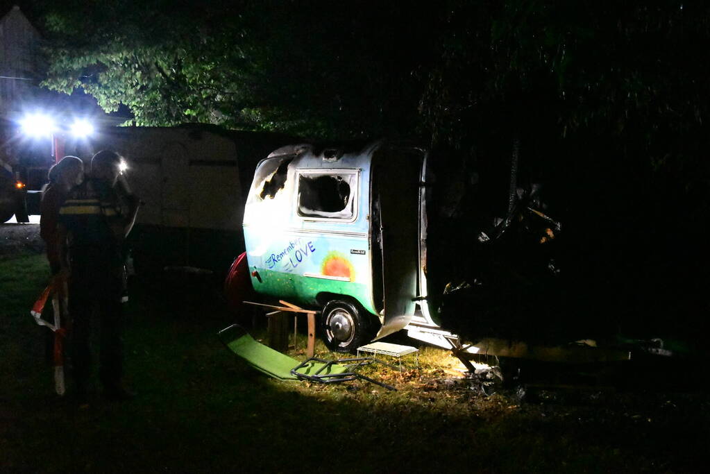 Sissende gasfles bij brand in caravan