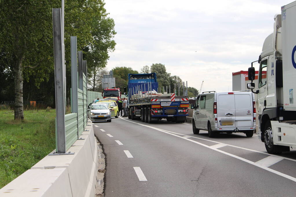 Automobiliste botst op geluidswal